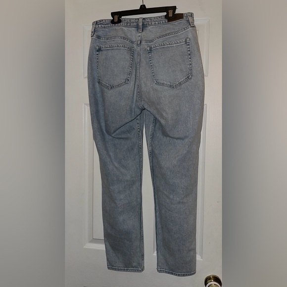Hollister Vintage Stretch Ultra High-Rise Mom Jean - Picture 3 of 4